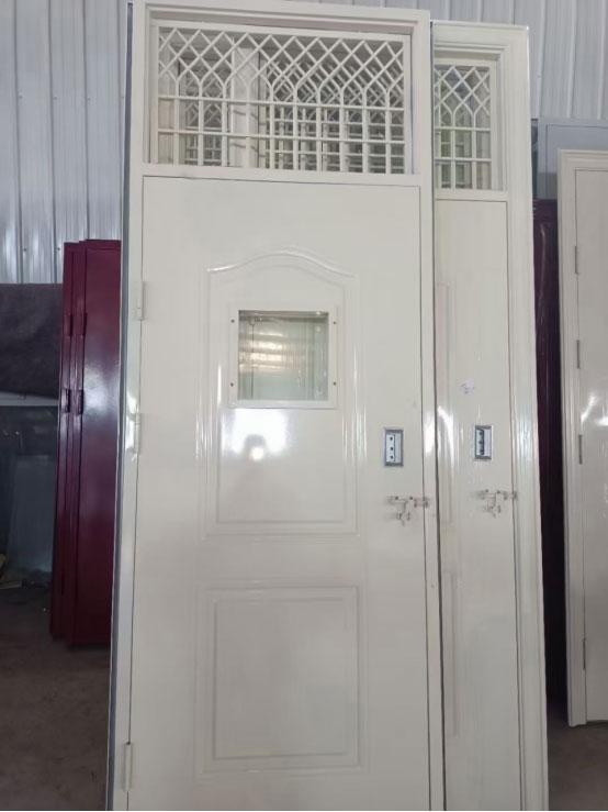 临潭学校教室门