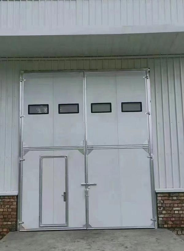 临潭工业门在设备装配车间出入口的实施记录