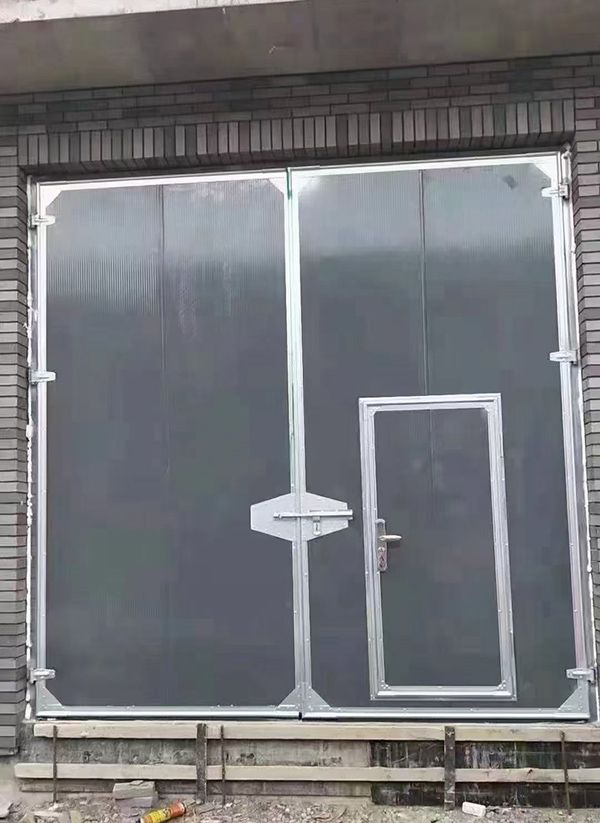 临潭工业平开门在大型设备制造车间的应用实例